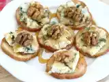 Rețetă Crostini cu gorgonzola, nuca si miere