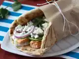 Rețetă Gyros cu somon, sandwich-ul grecesc cu pește, perfect pentru vară!