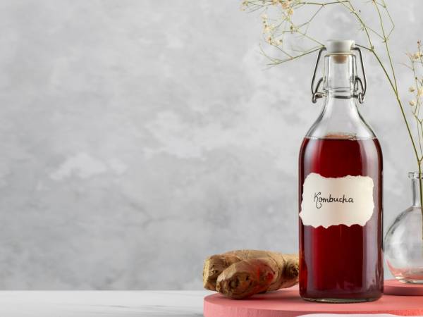 Kombucha: tot ce trebuie să știți despre băutura fermentată a momentului