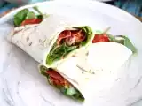 Rețetă Sandwich wrap cu carnat, avocado si rosii