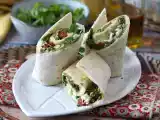 Rețetă Wrap mediteranean umplut cu humus, rucola, ardei și feta