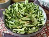 Rețetă Salată picantă de castraveți cu alune