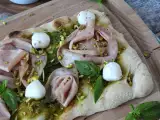 Rețetă Pinsa cu pesto și mortadella, gata în 10 minute!