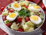 Rețetă Salată de cartofi cu brânză feta, ouă și roșii cherry