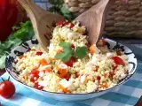 Rețetă Salată de cușcuș perlat cu surimi: proaspătă, ușor de preparat și perfectă pentru vară