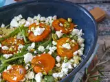 Rețetă Salată de cușcuș perlat, caise coapte, brânză feta și rucola