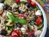 Rețetă Salată de grâu cu ton și mozzarella: proaspătă, completă și perfectă pentru vară
