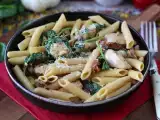 Rețetă Marry me chicken pasta: paste cremoase cu pui, roșii uscate și parmezan