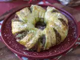 Rețetă Coroană din aluat foietaj cu pesto, mozzarella și roșii uscate