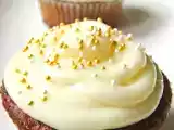 Rețetă Muffins cu banane, ciocolata alba si frosting de branza