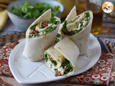 Rețetă Wrap mediteranean umplut cu humus, rucola, ardei și feta