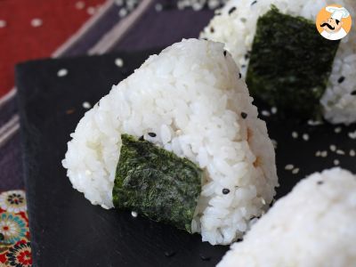 Ton onigiri, micul sandviș japonez triunghiular din orez - おにぎり