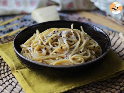 Rețetă Spaghete cacio e pepe: 3 ingrediente, o explozie de gust!