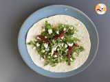 Etapa 3 - Wrap mediteranean umplut cu humus, rucola, ardei și feta