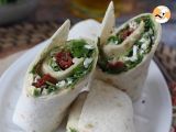 Etapa 5 - Wrap mediteranean umplut cu humus, rucola, ardei și feta