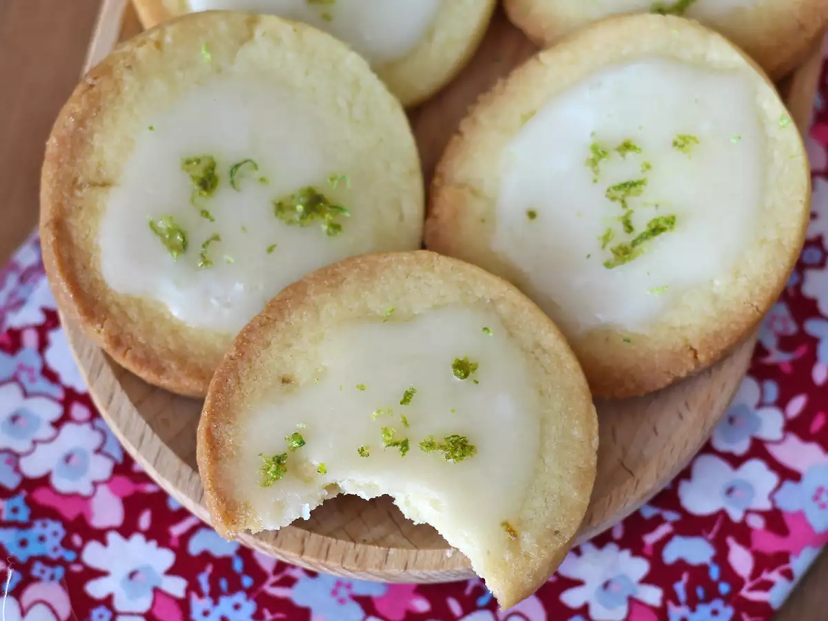 Biscuiți cu unt și lămâie verde, acoperiți cu glazură