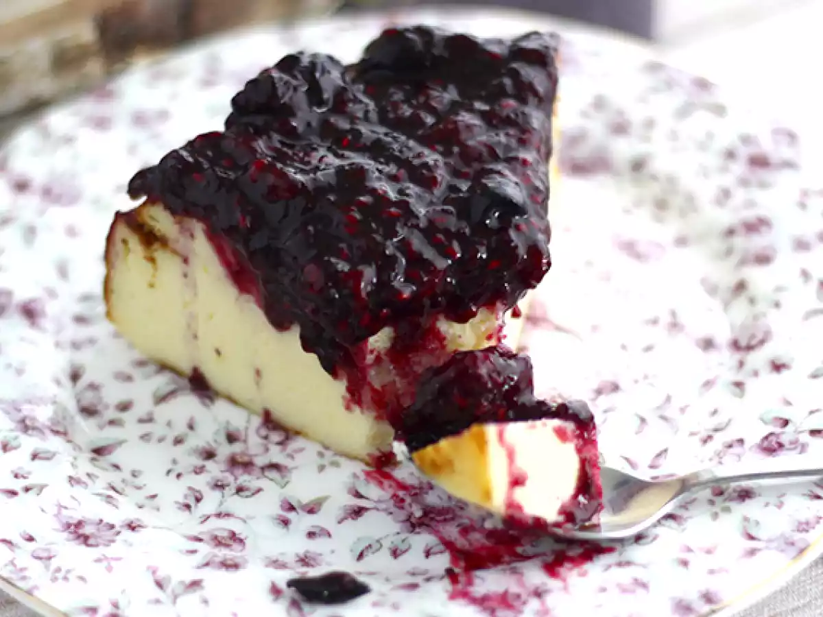 Cheesecake cu lapte condensat indulcit si gem de fructe rosii - poza 4