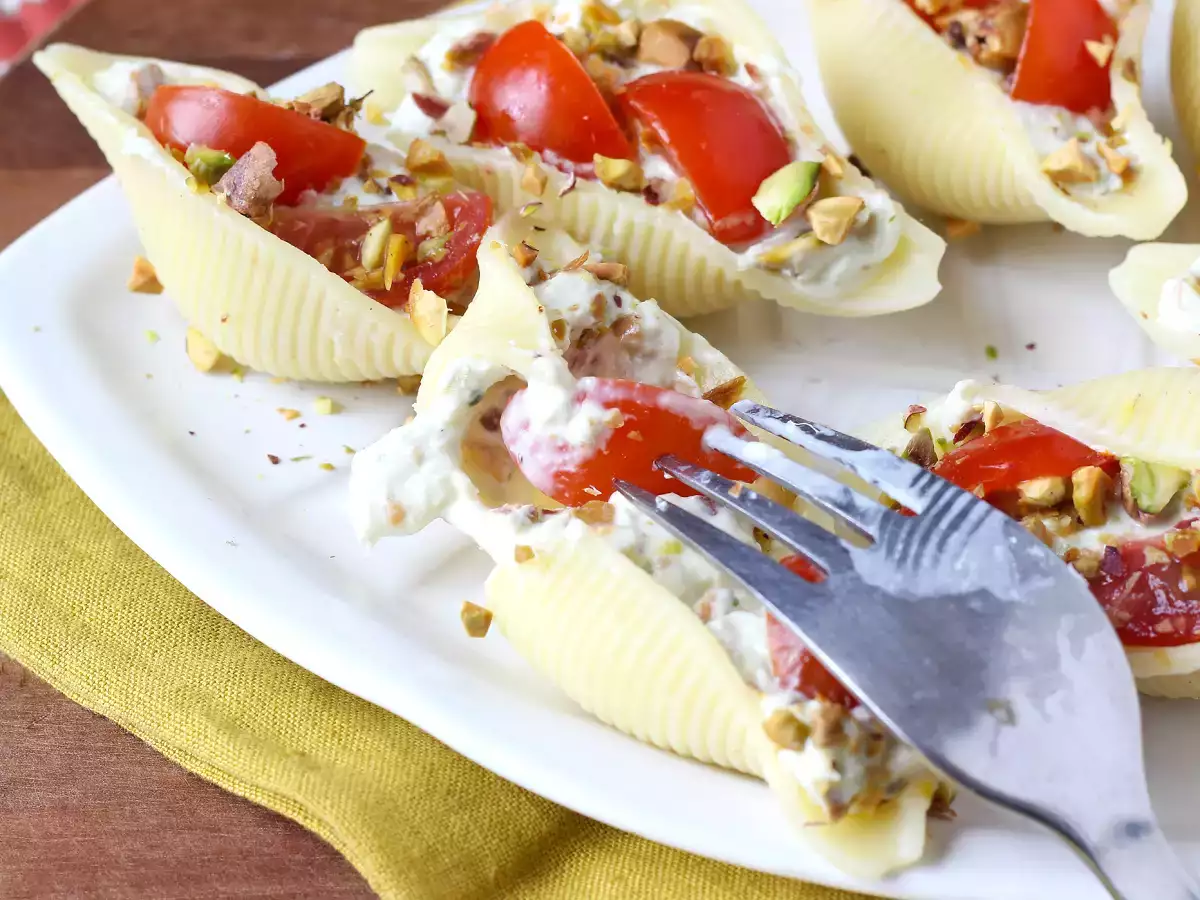 Conchiglioni umpluți, serviți reci, cu stracciatella, fistic, roșii cherry și lămâie - poza 3