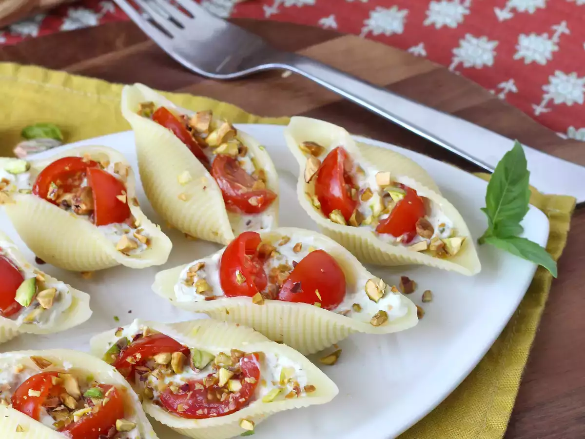 Conchiglioni umpluți, serviți reci, cu stracciatella, fistic, roșii cherry și lămâie - poza 4