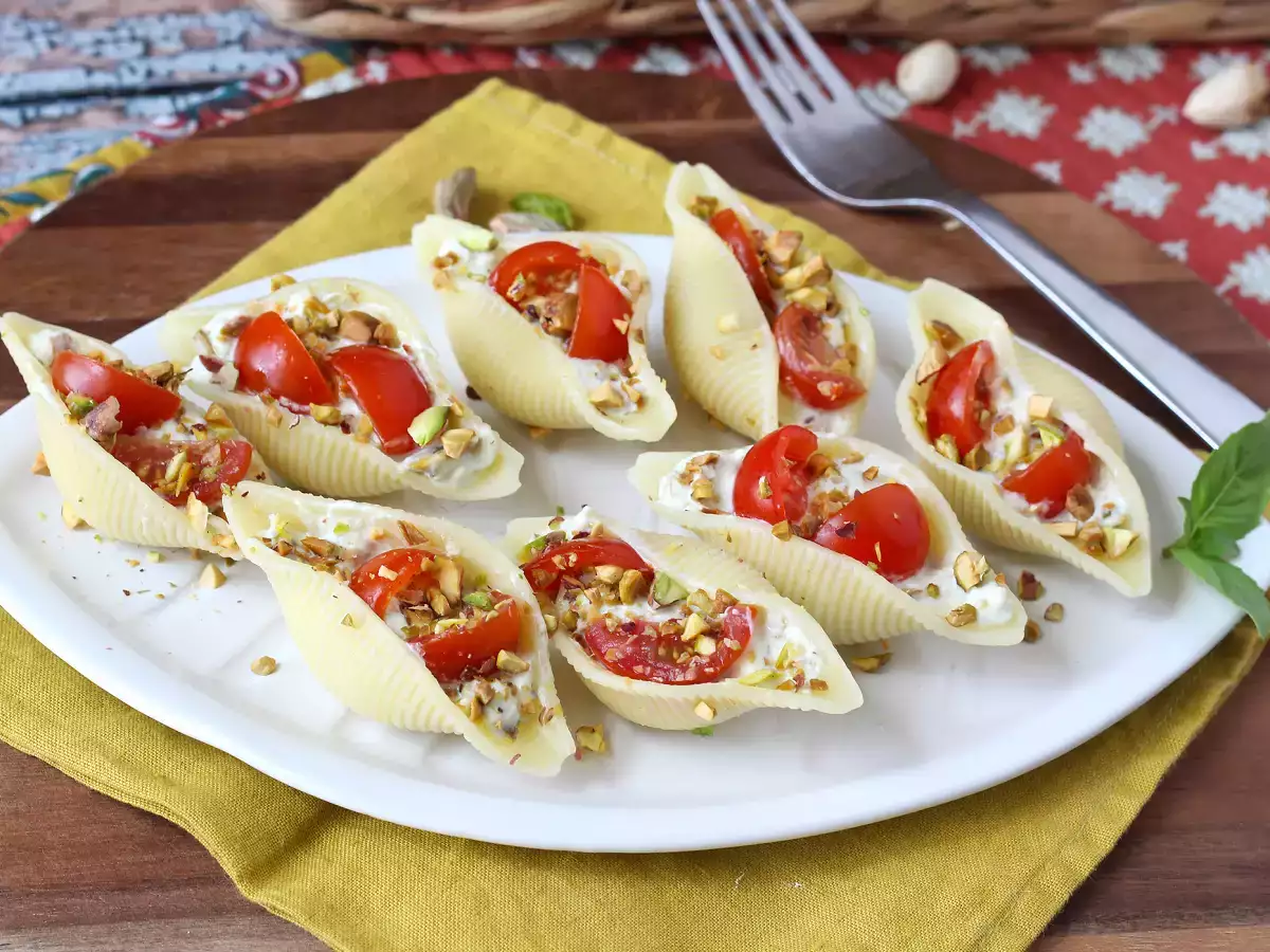 Conchiglioni umpluți, serviți reci, cu stracciatella, fistic, roșii cherry și lămâie - poza 5