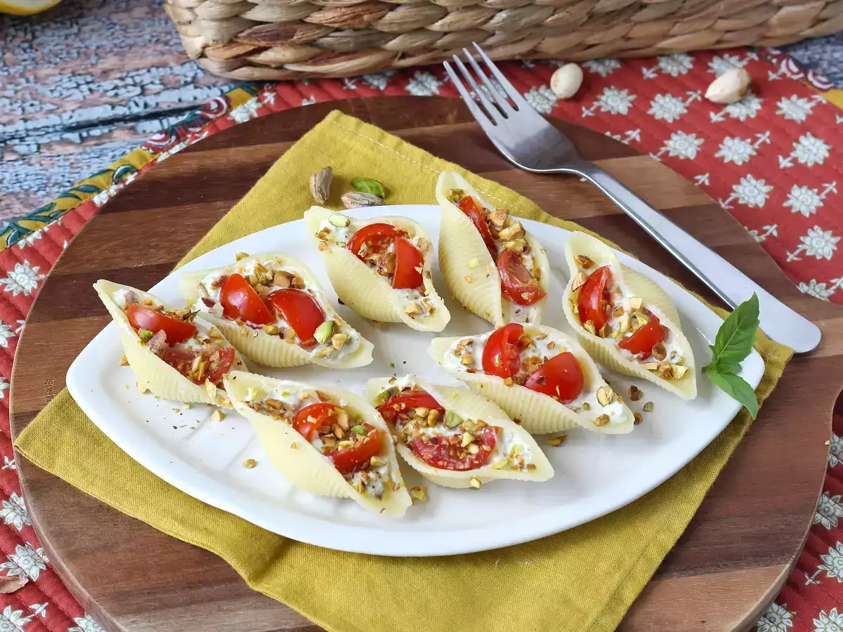 Conchiglioni umpluți, serviți reci, cu stracciatella, fistic, roșii cherry și lămâie - poza 7