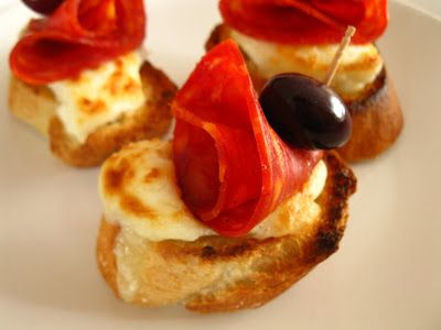 Crostini Cu Branza De Capra, Chorizo Si Masline - Rețetă Petitchef