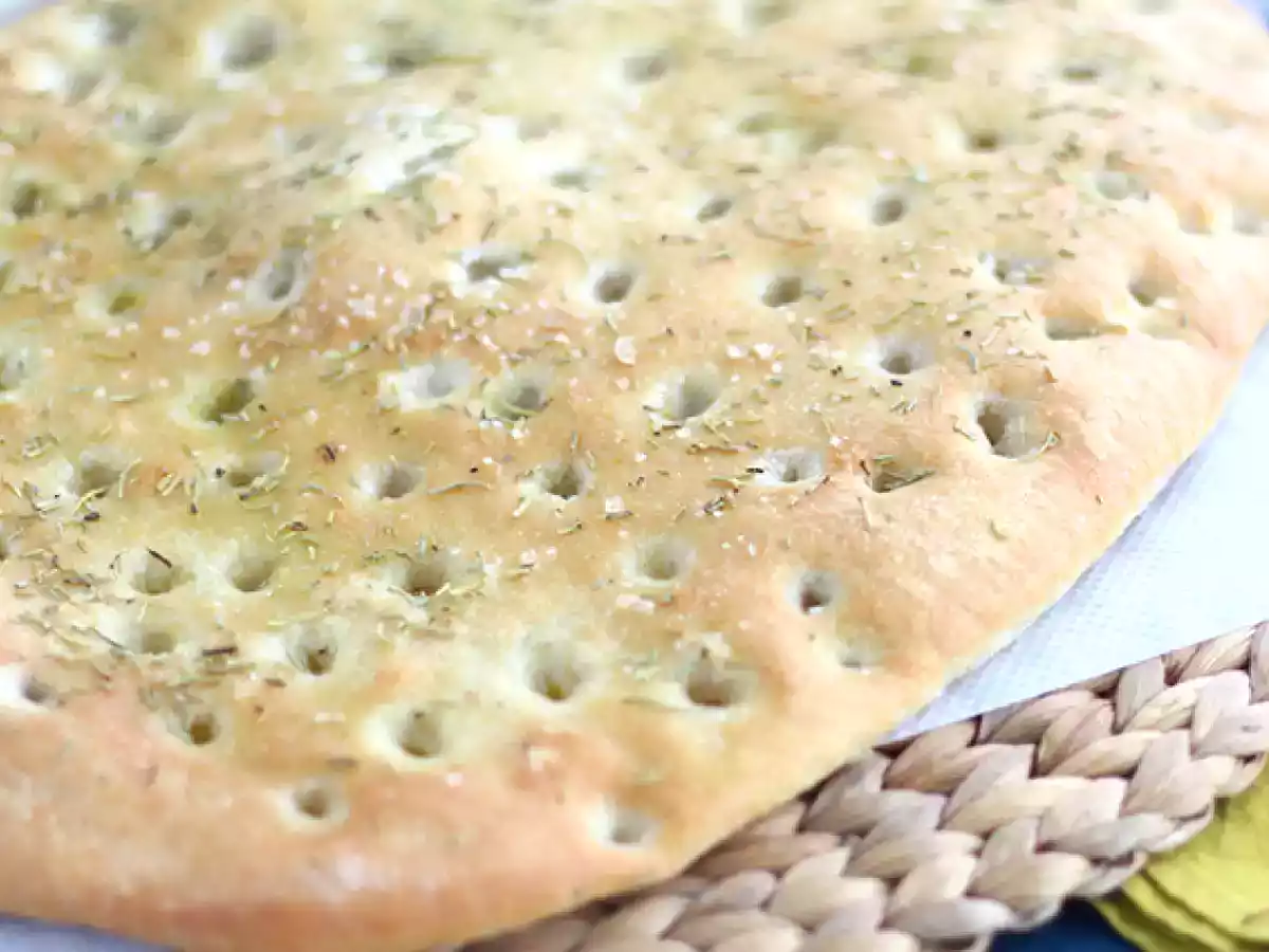 Focaccia, painea italiana cu rozmarin - poza 2