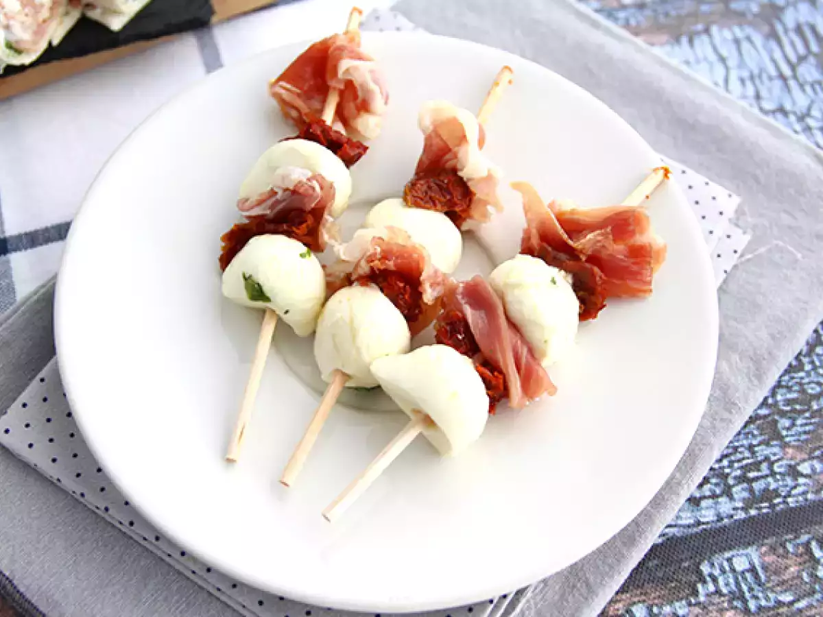 Frigarui apertiv cu mozzarella, prosciutto si rosii uscate