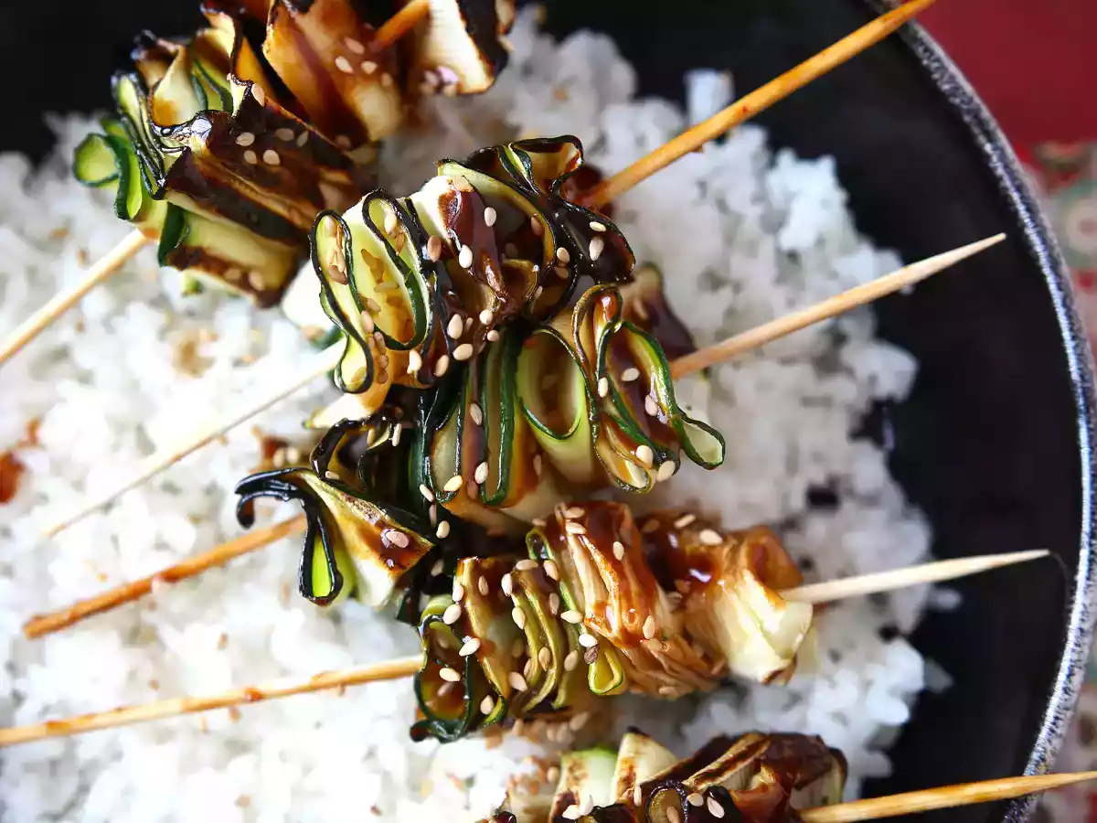 Kebab de dovlecel cu un sos asiatic delicios și picant