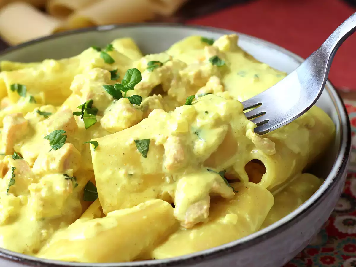 Paccheri cremoși cu somon, mentă și șofran - poza 5