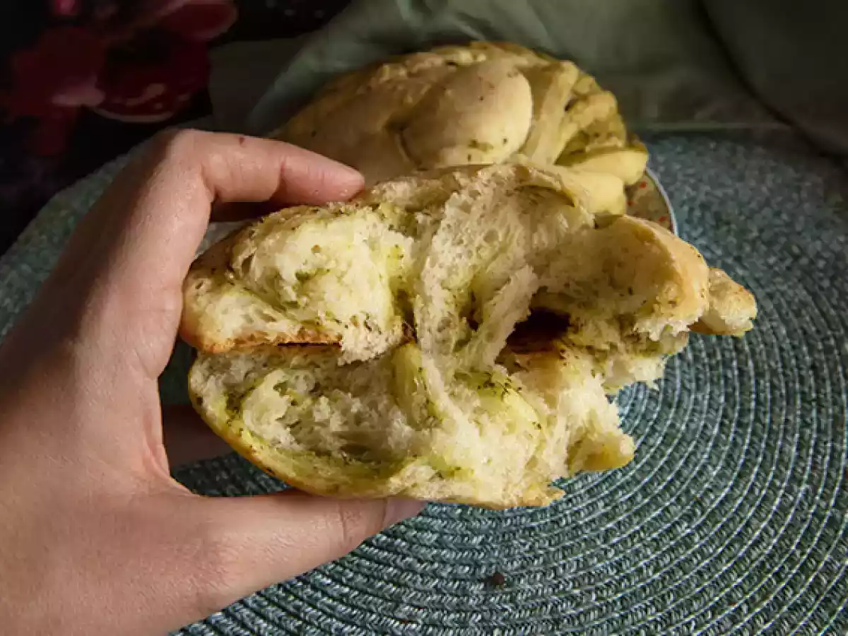 Paine impletita aromata cu pesto - poza 3