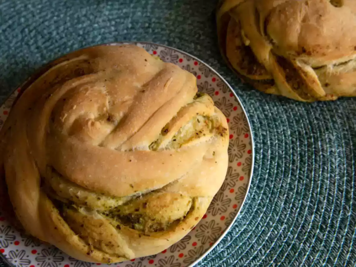 Paine impletita aromata cu pesto - poza 4