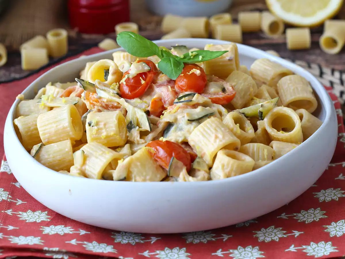 Paste cremoase cu dovlecei, roșii cherry, brânză Philadelphia și lămâie - poza 2