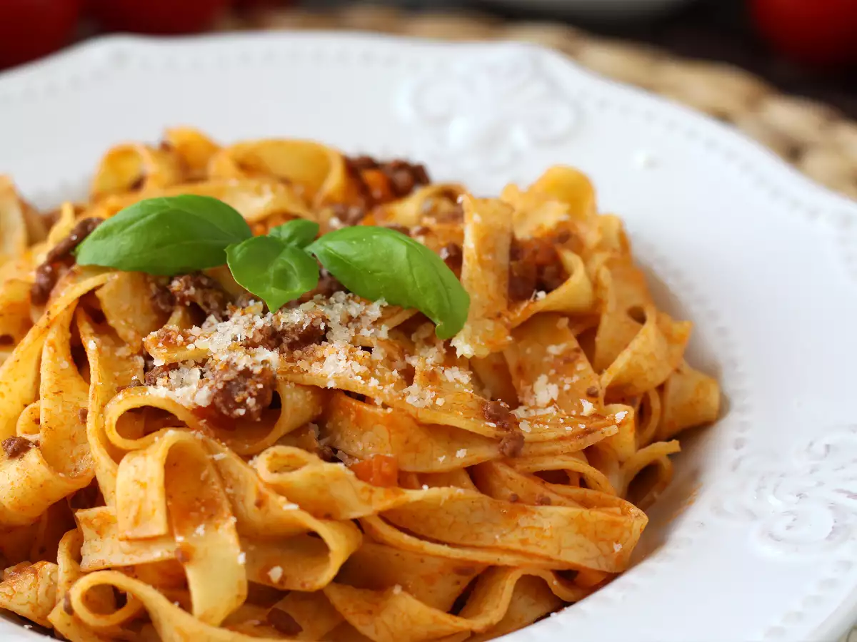 Paste cu sos bolognez - tagliatelle al ragù alla bolognese
