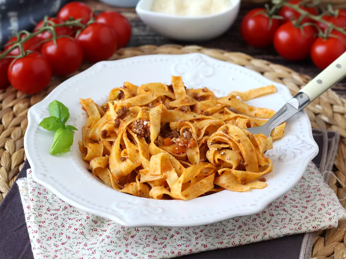 Paste cu sos bolognez - tagliatelle al ragù alla bolognese - poza 2
