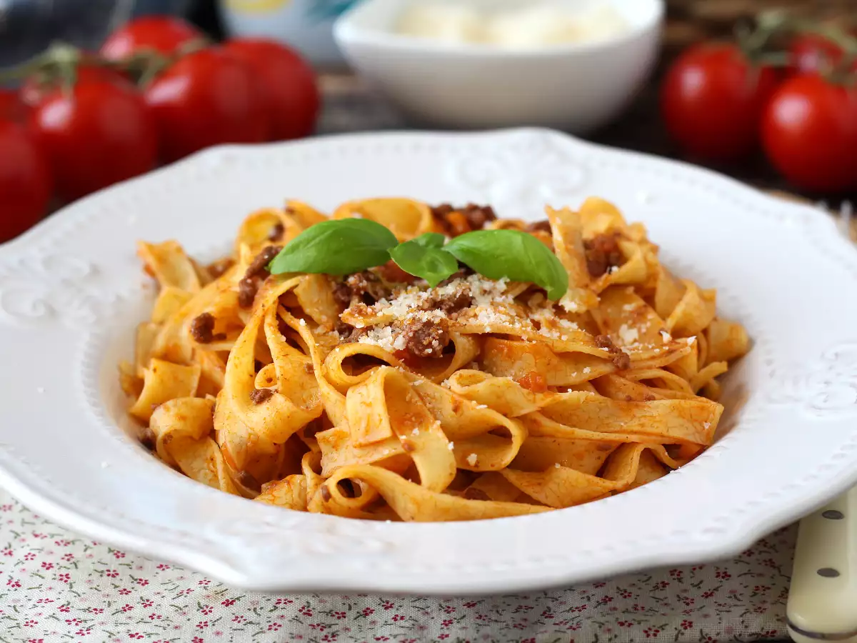 Paste cu sos bolognez - tagliatelle al ragù alla bolognese - poza 3