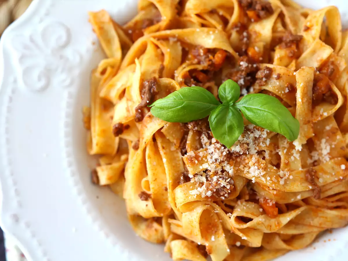 Paste cu sos bolognez - tagliatelle al ragù alla bolognese - poza 4