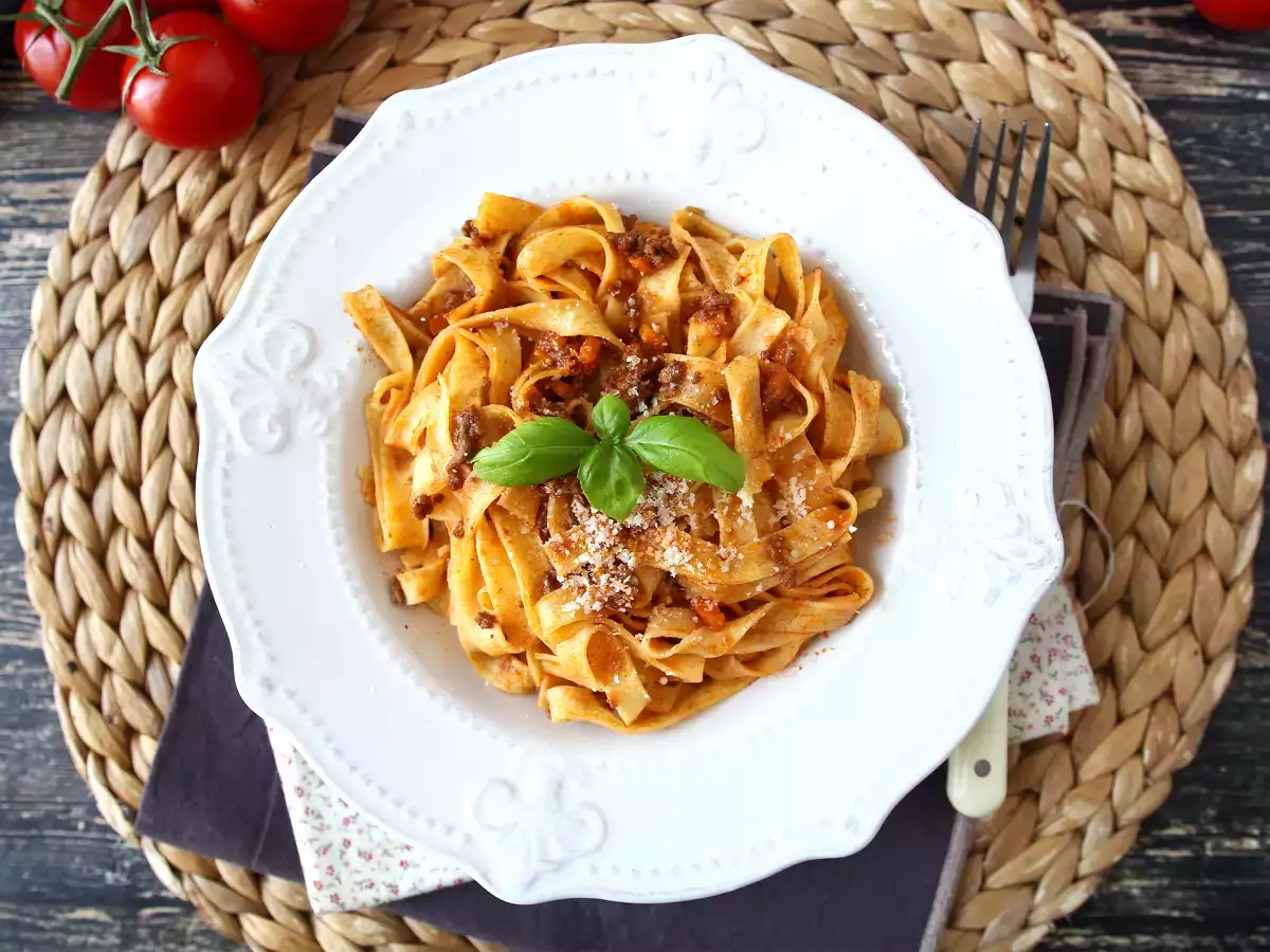 Paste cu sos bolognez - tagliatelle al ragù alla bolognese - poza 5