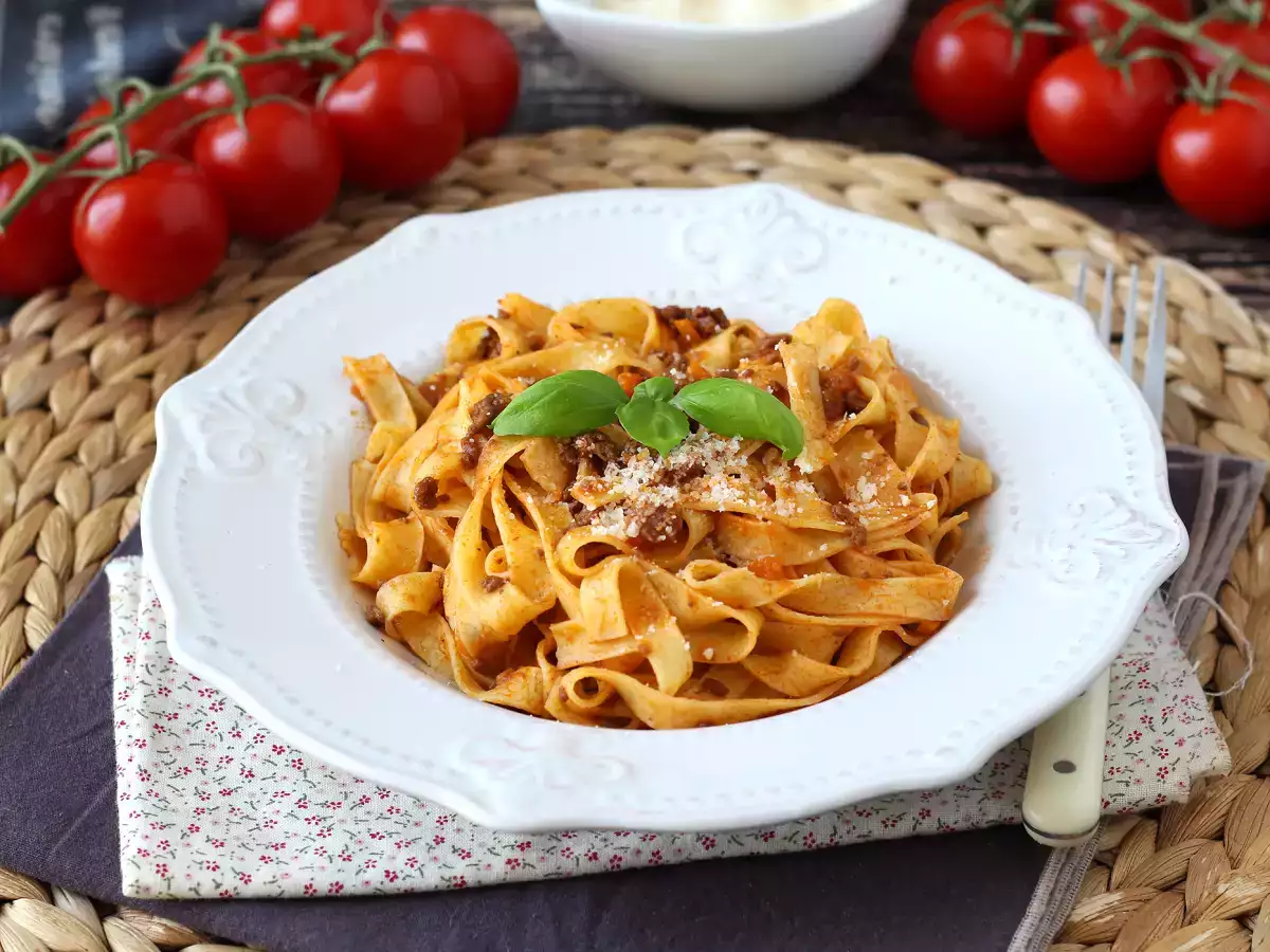 Paste cu sos bolognez - tagliatelle al ragù alla bolognese - poza 6