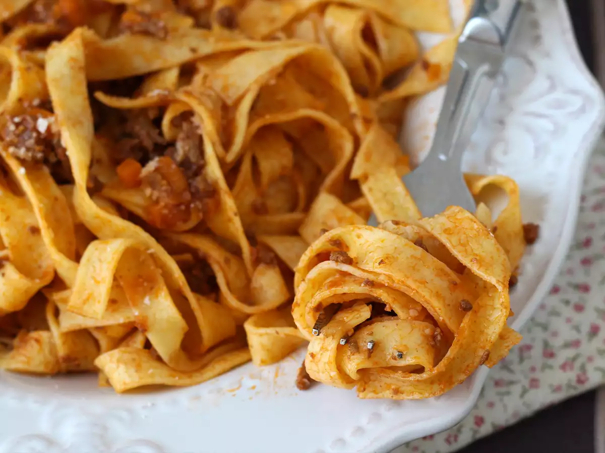 Paste cu sos bolognez - tagliatelle al ragù alla bolognese - poza 7