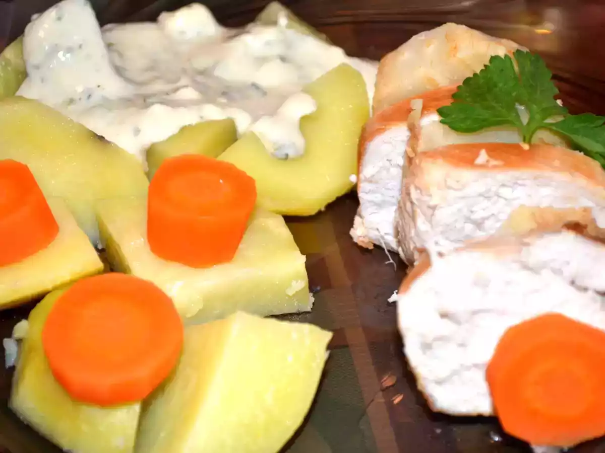 Piept de pui cu sos de brânză albastră şi legume la abur - poza 2