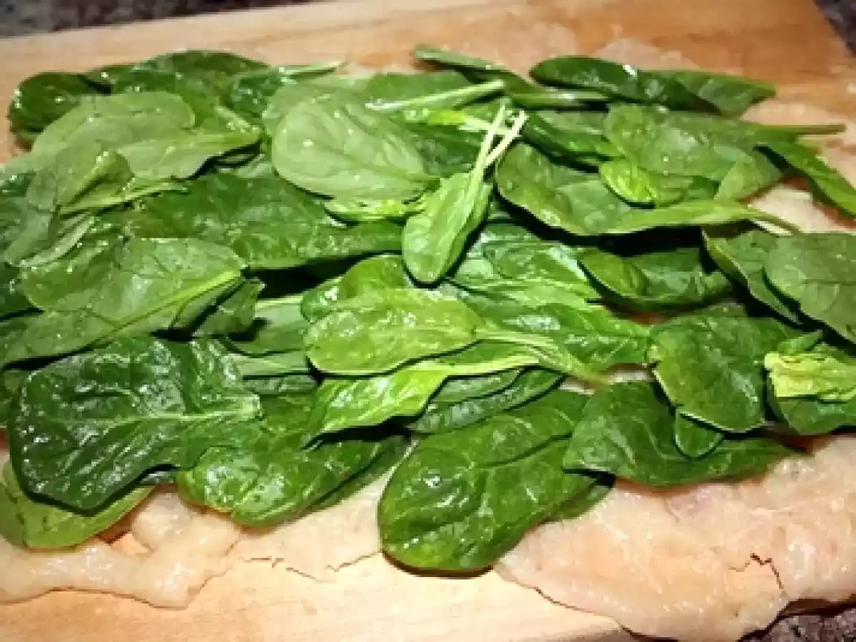 Rulada din piept de pui cu spanac si branzeturi - poza 7