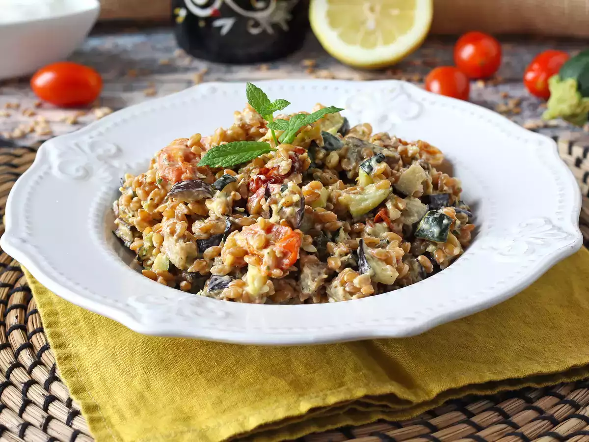 Salată cremoasă de spelt cu dovlecei, vinete și roșii cherry - poza 2