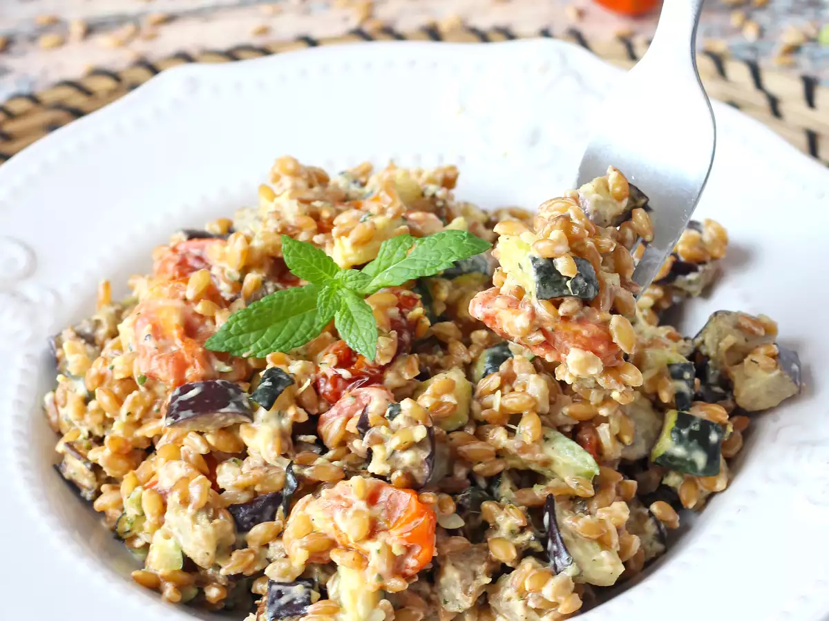 Salată cremoasă de spelt cu dovlecei, vinete și roșii cherry - poza 4