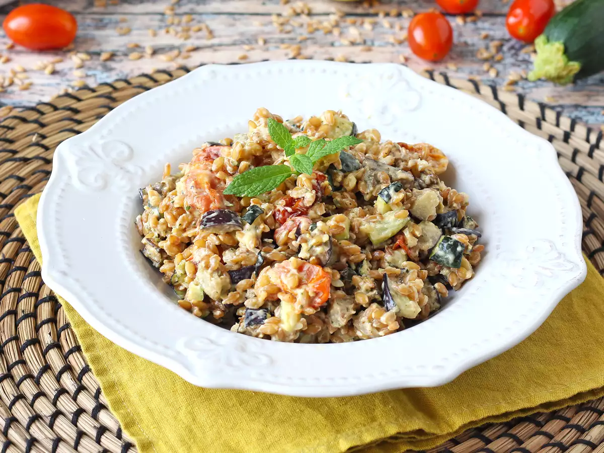 Salată cremoasă de spelt cu dovlecei, vinete și roșii cherry - poza 5