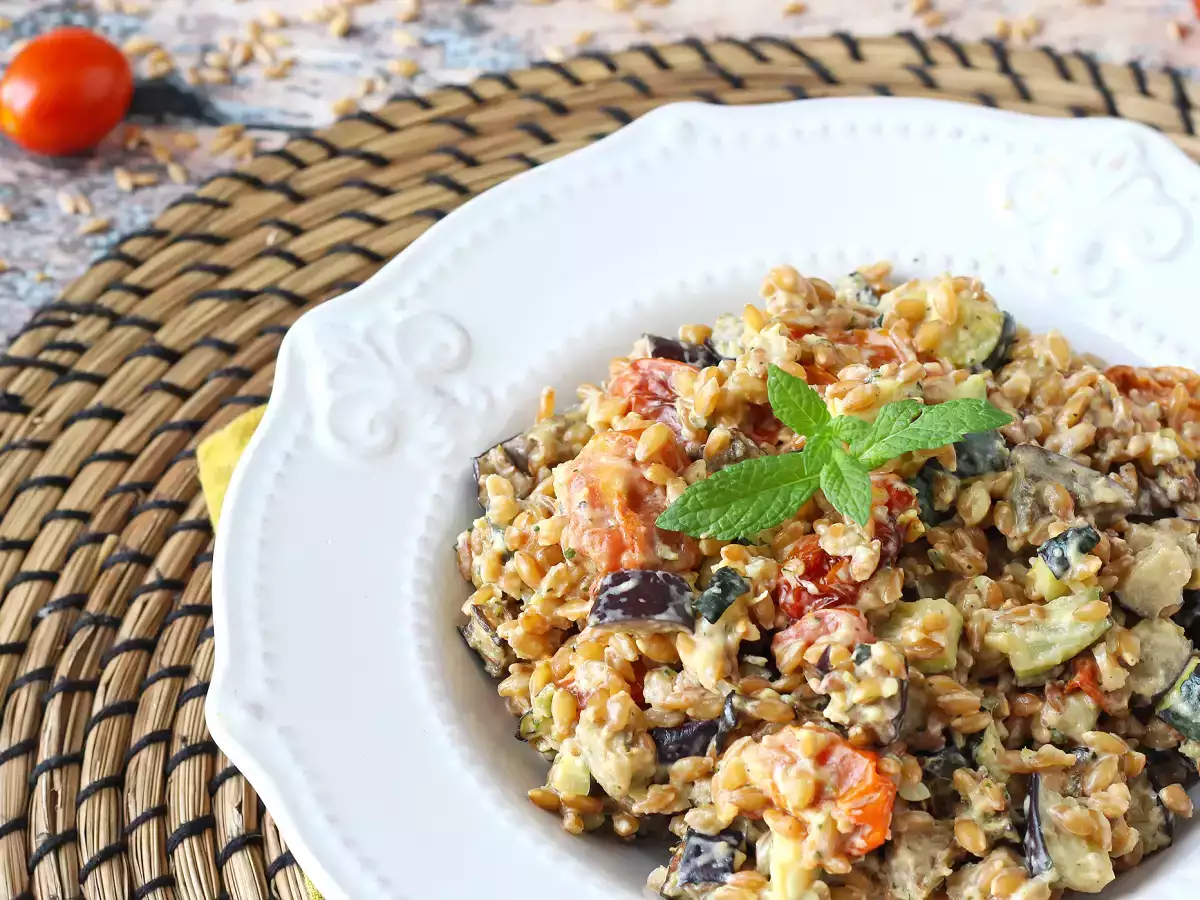 Salată cremoasă de spelt cu dovlecei, vinete și roșii cherry - poza 7