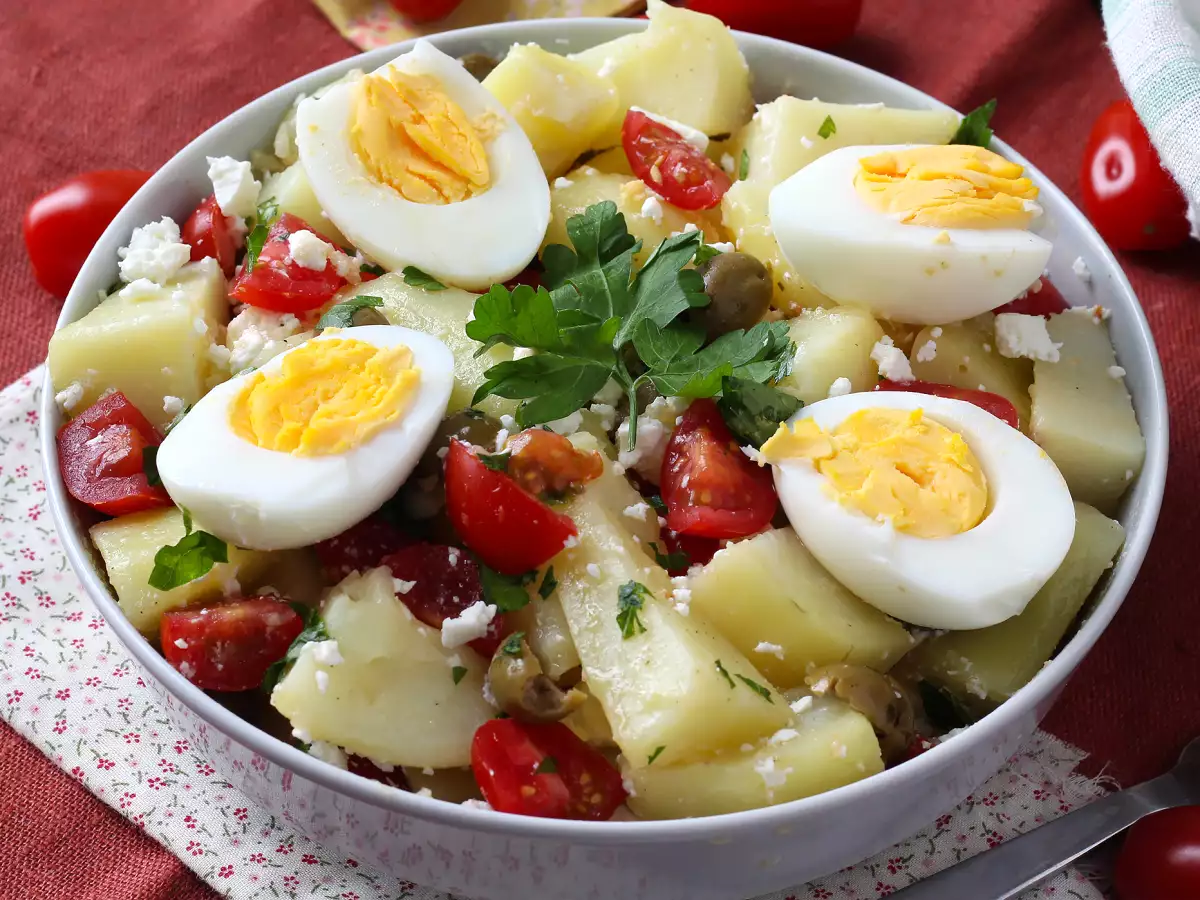 Salată de cartofi cu brânză feta, ouă și roșii cherry