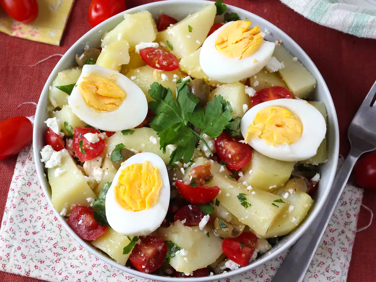 Salată de cartofi cu brânză feta, ouă și roșii cherry - poza 2