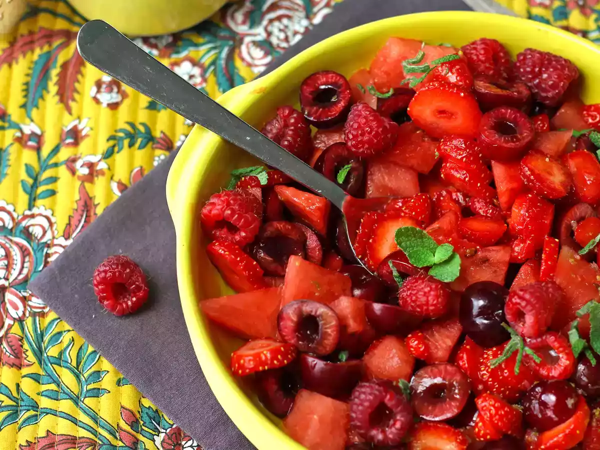 Salată de fructe roșii: căpșuni, zmeură, cireșe și pepene verde, perfectă pentru vară! - poza 3