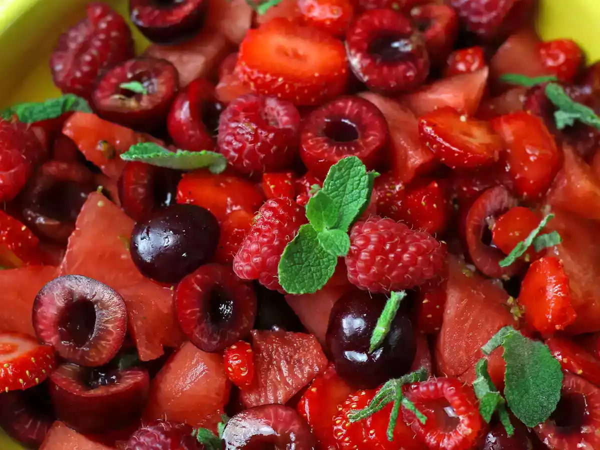 Salată de fructe roșii: căpșuni, zmeură, cireșe și pepene verde, perfectă pentru vară! - poza 5